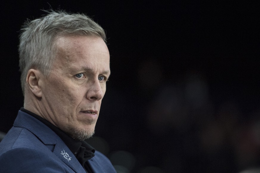 Der Zuercher Trainer Hans Wallson reagiert beim Eishockeyspiel der Nationalleague A ZSC Lions gegen den EHC Biel im Hallenstadion in Zuerich, aufgenommen am Dienstag, 21. Februar 2017. (KEYSTONE/Ennio ...