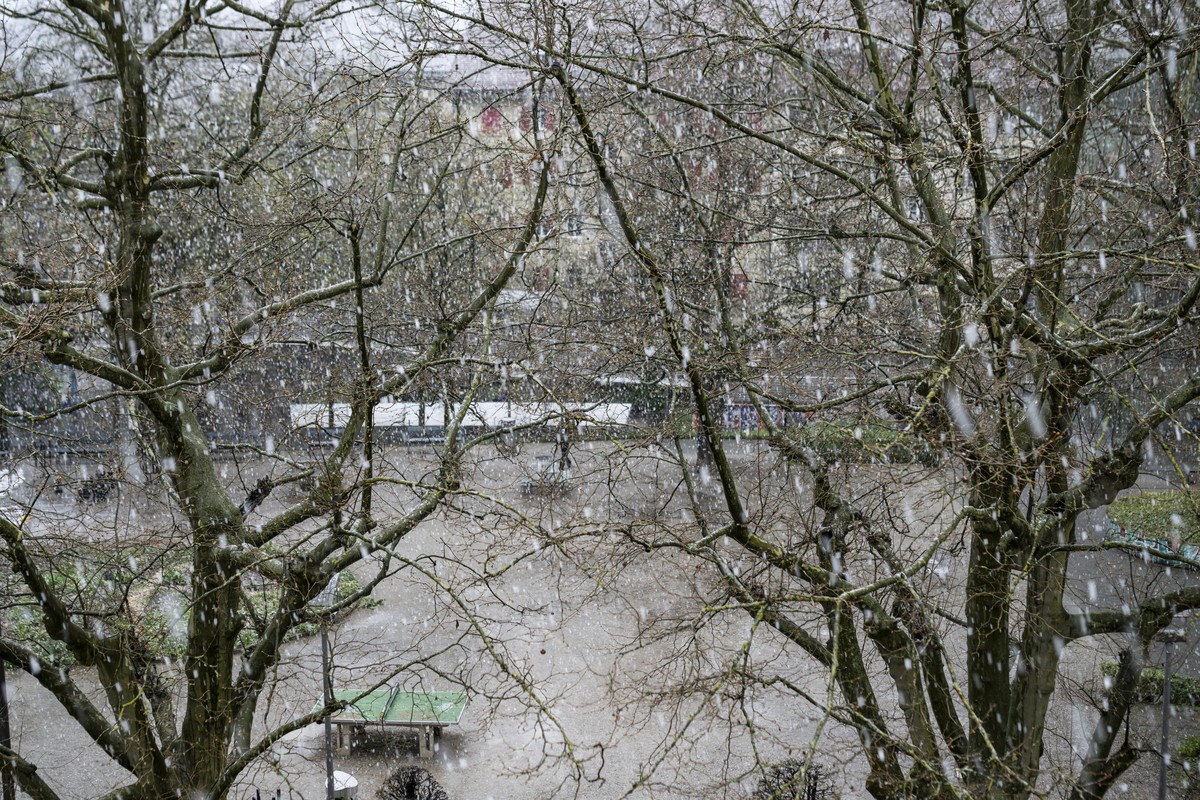 Starker Schneefall ueberrascht am Vortag des Karfreitag, am Donnerstag, 28. Maerz 2024 in Bern. Der Schneeschauer ging kurz darauf in starken Regen ueber. (KEYSTONE/Alessandro della Valle)