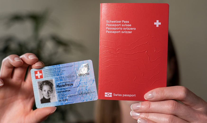 HANDOUT - Der neue Schweizer Pass und die neue Schweizer Identitaetskarte sind ab sofort erhaeltlich: Beid koennen ab dem 31. Oktober 2022, bei den kantonalen Passbueros oder den Schweizer Vertretunge ...