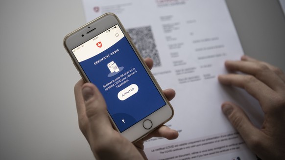 ZUM SCANNEN DES COVID-ZERTIFIKATS MITTELS DER COVID CERTIFICATE APP, STELLEN WIR IHNEN FOLGENDE BILDER ZUR VERFUEGUNG. WEITERE BILDER FINDEN SIE AUF visual.keystone-sda.ch --- Le certificat Covid Suis ...