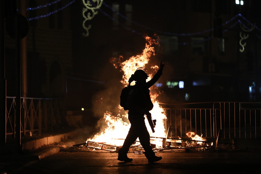 epa09186421 Israeli Police during a protest supporting Palestinian families that face eviction from their homes at Sheikh Jarrah neighborhood, in Damascus gate in Jerusalem, 07 May 2021. An Israeli co ...