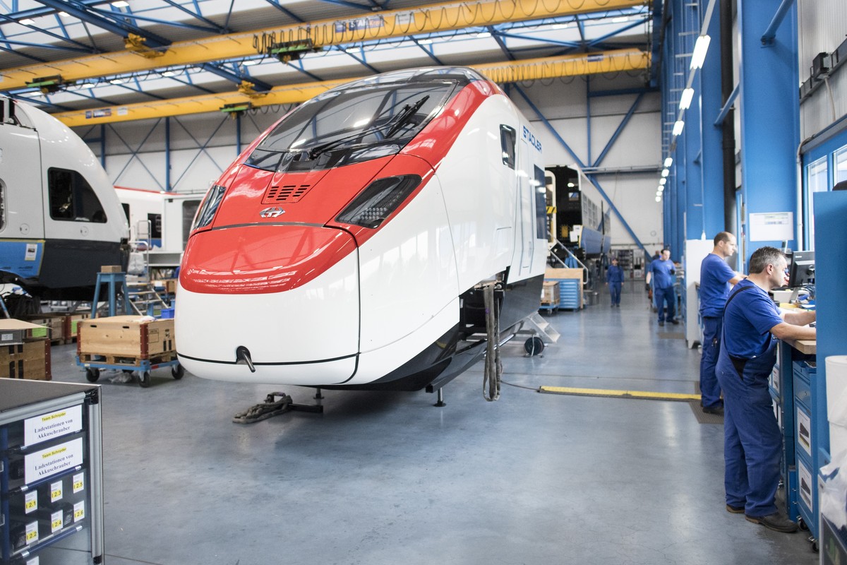 Blick in die Produktion des neuen "EC 250 Giruno" der Stadler Rail Group, anlaesslich der Jahresmedienkonferenz am Montag, 13. Juni 2016 in Bussnang. Der Schienenfahrzeughersteller Stadler R ...