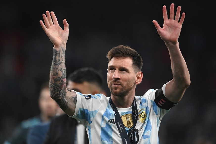 ARCHIVBILD ZUR VORSCHAU AUF DIE GRUPPE C --- epa09990770 Lionel Messi of Argentina waves to supporters after the Finalissima Conmebol - UEFA Cup of Champions soccer match between Italy and Argentina a ...