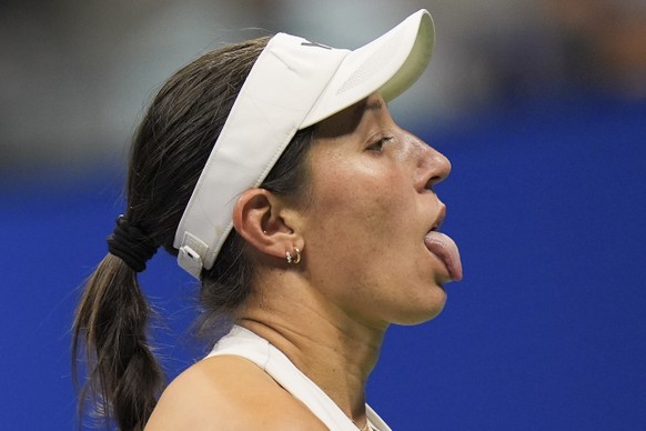 &lt;p&gt;Wem streckt Jessica Pegula wohl die Zunge heraus? Vielleicht Halbfinalgegnerin Aryna Sabalenka.&lt;/p&gt;