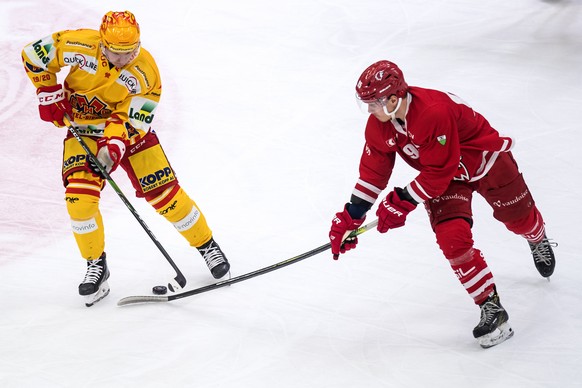 Le top scorer biennois Toni Rajala, gauche, lutte pour le puck avec l&#039;attaquant lausannois Tyler Moy, droite, lors de la rencontre du championnat suisse de hockey sur glace de National League ent ...