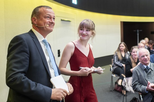 Parteipraesident Martin Landolt spricht mit seiner Tochter Vera anlaesslich der Jubilaeumsfeier 10 Jahre BDP Schweiz, aufgenommen am Samstag, 3. November 2018 in Zuerich. (KEYSTONE/Ennio Leanza)