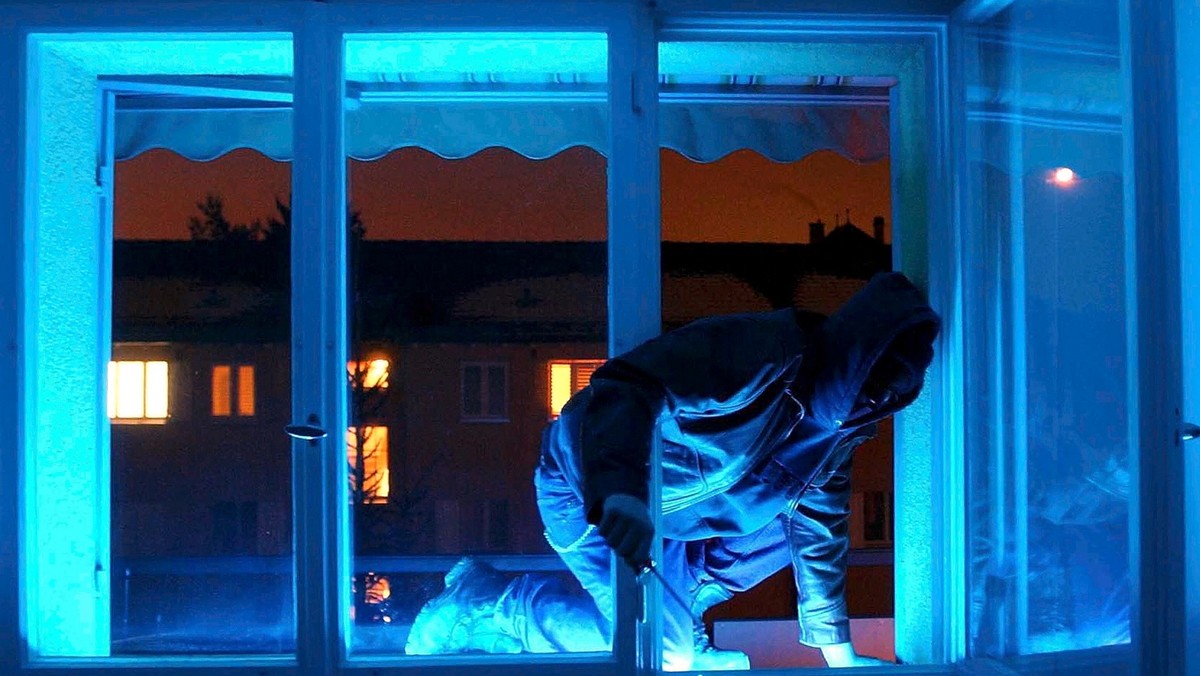 ZUR MELDUNG DER POLIZEILICHEN KRIMINALSTATISTIK DES BUNDESAMTES FUER STATISTIK (BFS), DASS ES IM JAHR 2015 IN DER SCHWEIZ ZU VIEL WENIGER EINBRUECHE GEKOMMEN IST, STELLEN WIR IHNEN AM MONTAG 21. MAERZ ...