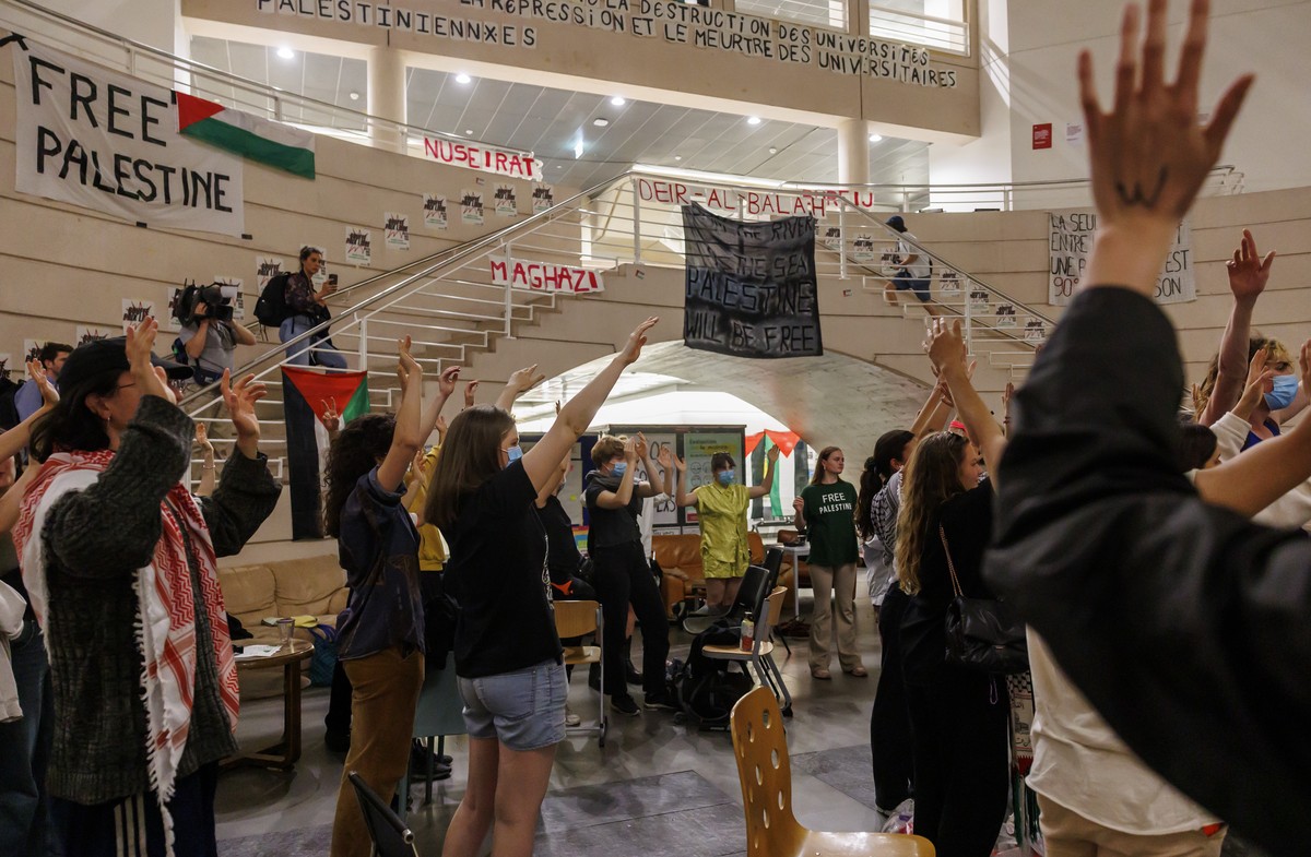 Des etudiants pro-palestiniens crient des slogans dans la hall principal a l'annonce par haut-parleur de quitter le batiment de Uni Mail (UNIGE) lieu d'occupation des etudiants pro-palestini ...