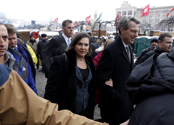 Europa-Beauftragte von US-Aussenminister John Kerry, Victoria Nuland, und U.S.-Botschafter in der Ukraine, Geoffrey Pyatt, demonstrieren in Kiew mit der Opposition. &nbsp;