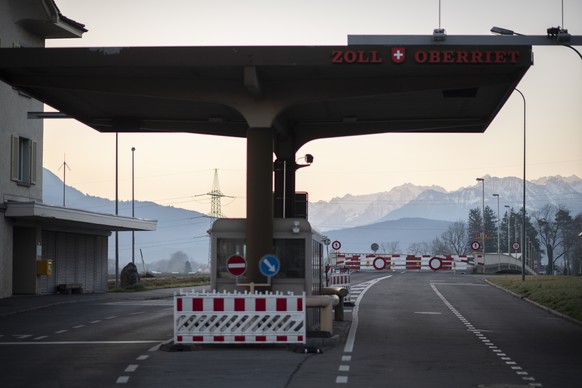 Die Grenze zwischen Oberriet und Meiningen in Oesterreich ist geschlossen, aufgenommen am Mittwoch, 18. Maerz 2020, in Oberriet. Mehrere kleine Grenzuebergaenge zwischen der Schweiz und Oesterreich wurden aus logististischen Gruenden geschlossen. Wegen dem Coronavirus wurden Grenzkontrollen wieder eingefuehrt. Die Grenzen sind nur eingeschraenkt passierbar. (KEYSTONE/Gian Ehrenzeller)