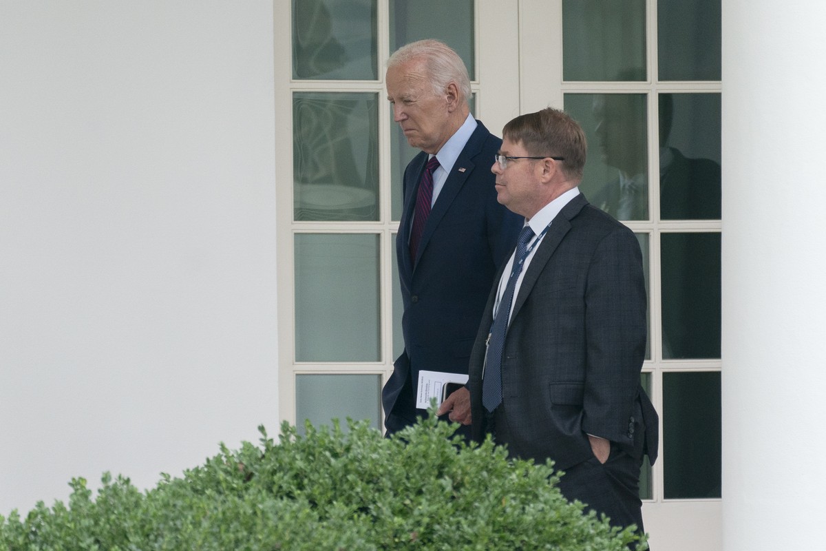 President Joe Biden walks along the Colonnade at the White House with his physician Kevin O'Connor, Monday, Aug. 28, 2023. (AP Photo/Manuel Balce Ceneta)
Joe Biden,Kevin O'Connor