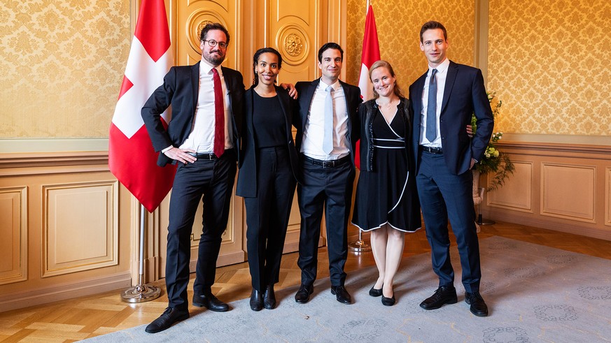 Die jungen Diplomaten
Feierliche Diplomübergabe im EDA im Bundeshaus
Jean-Babtiste Délèze, Samira Cizero, Jonas Belina, Cristina Verones und Alexander Schärer
2019

Copyright SRF/Severin Nowacki