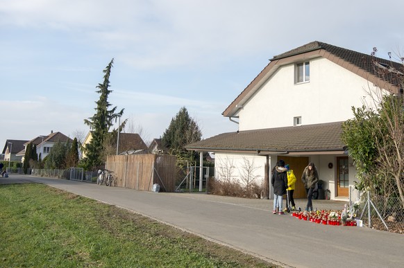 Kerzen an der Lenzhardstrasse in Rupperswil in Rupperswil AG, aufgenommen am Donnerstag, 24. Dezember 2015. Nach der Bluttat an einer 48-jaehrige Frau, ihren Soehnen im Alter von 13 und 19 Jahren sowi ...