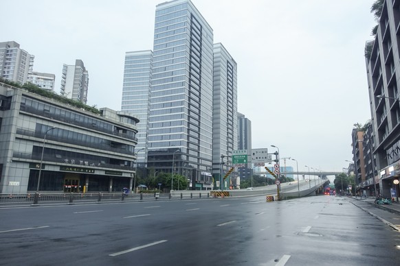 epa10154815 An empty road in Chengdu, Sichuan province, China, 02 September 2022. China has put the southwestern city of Chengdu, home to 21 million people on lockdown as the country sticks to its zer ...