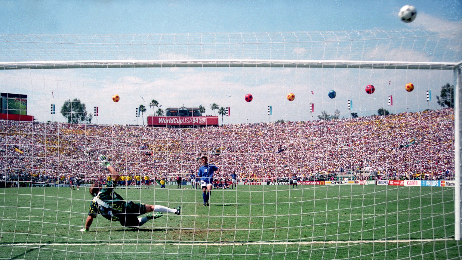 ITALY&#039;S BAGGIO SENDS BALL OVER NET AS BRAZILIAN GOALKEEPER TAFARREL DIVES WRONG WAY DURING SHOOTOUT AT WORLD CUP IN PASADENA. Italy&#039;s Roberto Baggio sends the ball over the net (R) as Brazil ...