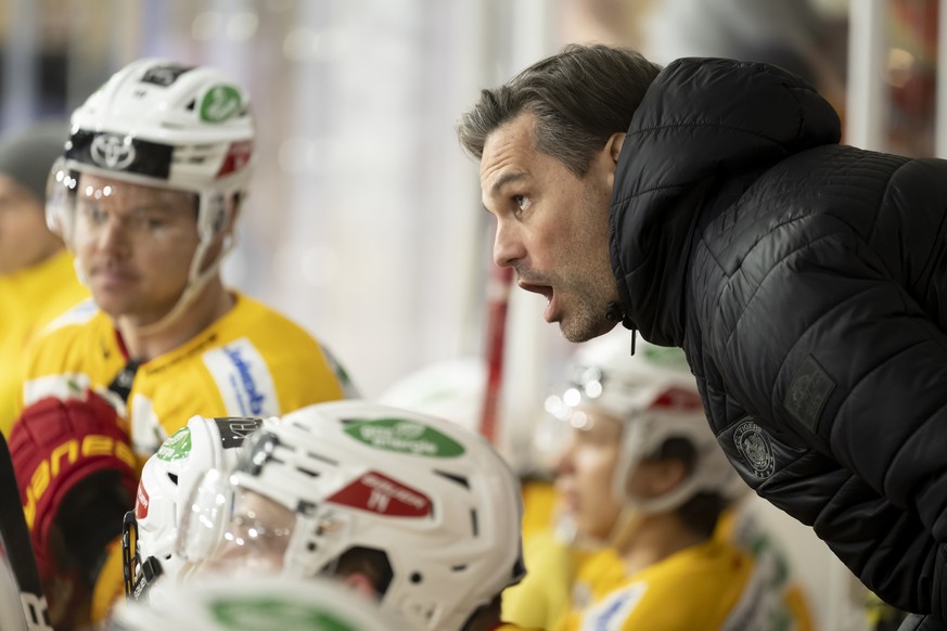 Langnaus Cheftrainer Thierry Paterlini spricht mit seinem Spieler beim Eishockey Meisterschaftsspiel der National League zwischen dem HC Ajoie und den SCL Tigers, in der Raiffeisen Arena in Pruntrut,  ...