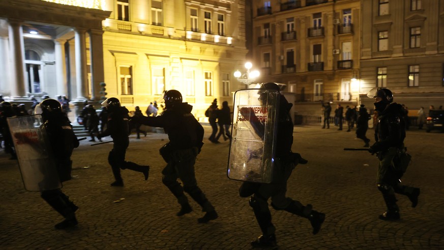 epaselect epa11043413 Anti-riot police officers take position as opposition supporters try to storm the Belgrade Mayor's office in Belgrade, Serbia, December 24, 2023.  Early Official Votes Counting After…