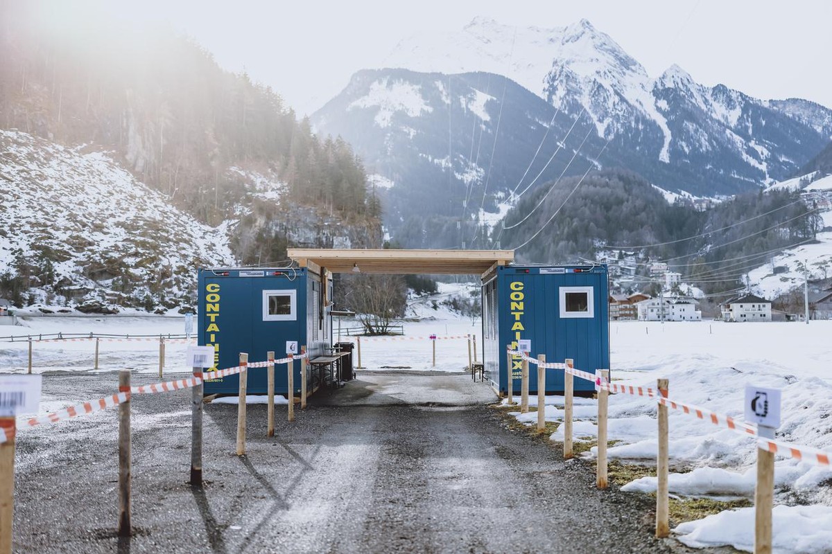 ABD0111_20210204 - MAYRHOFEN - ÖSTERREICH: ++ THEMENBILD ++ ZU APA0146 VOM 4.2.2021 - Die geschlossene Corona-Teststation am Donnerstag, 4. Februar 2021, in Mayrhofen. Tirols Landeshauptmann Günther P ...