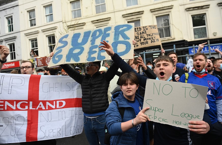 epa09147810 Chelsea fans stage a demonstration against the European Super league before the English Premier League soccer match between Chelsea FC and Brighton &amp; Hove Albion FC in London, Britain, ...