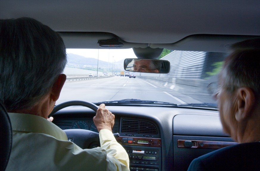 ARCHIV --- ZUM THEMA KONTROLLUNTERSUCHUNG FUER SENIOREN-AUTOFAHRER STELLEN WIR IHNEN FOLGENDES BILD ZUR VERFUEGUNG --- Ein sogenannter Fahrberater, rechts, unterhaelt sich waehrend der Testfahrt mit e ...