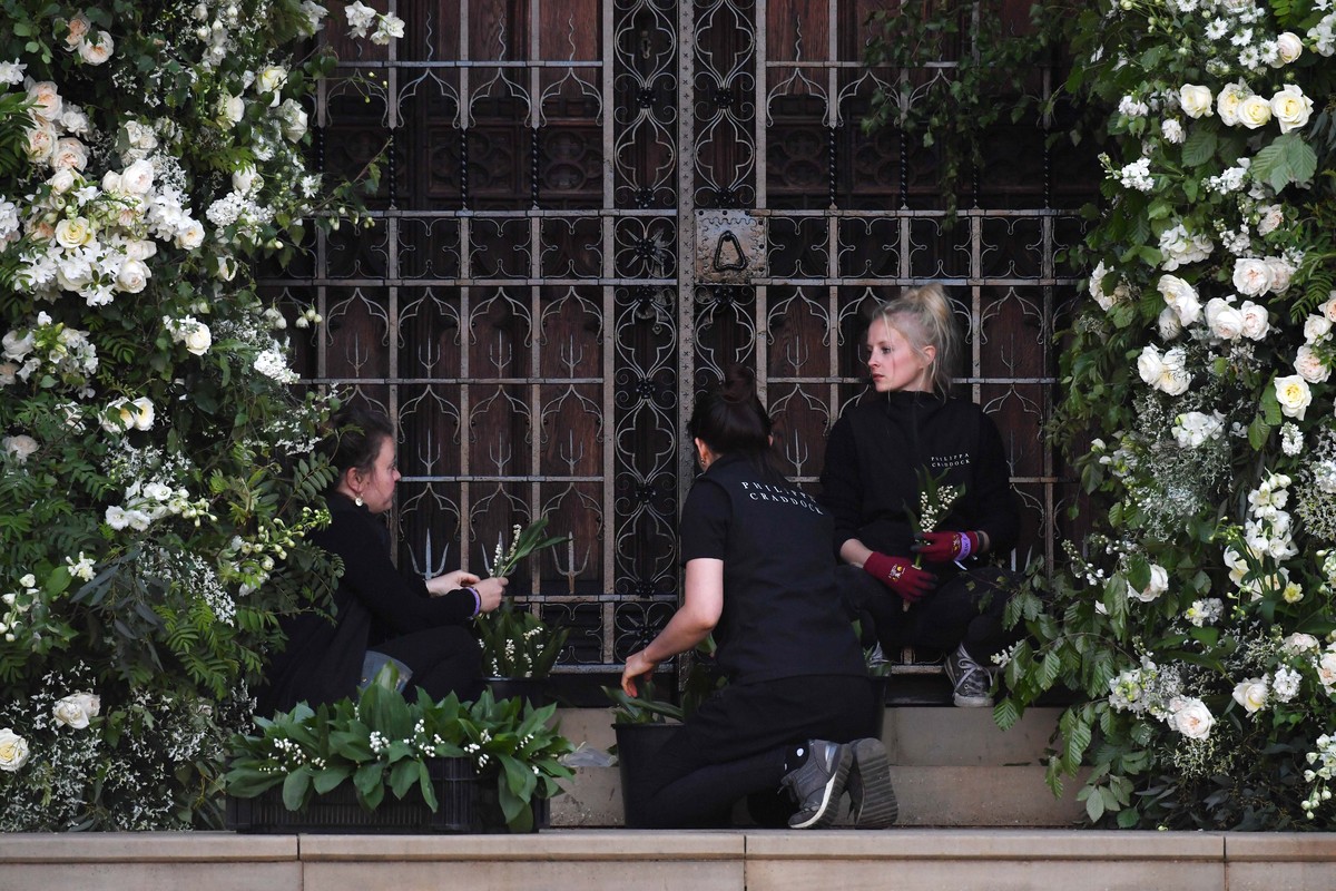epa06748761 Flower arrangers do last-minute preparations within Windsor Castle ahead of the royal wedding ceremony of Britain's Prince Harry and Meghan Markle at St George's Chapel in Windso ...