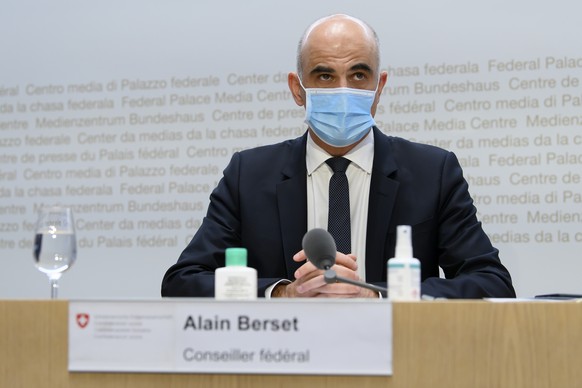 Bundesrat Alain Berset spricht an einer Medienkonferenz des Bundesrates zur aktuellen Lage im Zusammenhang mit dem Coronavirus, am Freitag, 12. Maerz 2021 in Bern. (KEYSTONE/Anthony Anex)
