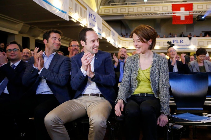 Der Berner Nationalrat Christian Wasserfallen (Mitte) applaudiert Petra Gössi (rechts). Die Delegierten haben sie an jenem 16. April 2016 eben zur neuen Präsidentin gewählt.