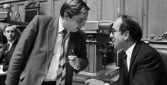 Bundesrat Kurt Furgler diskutiert waehrend der Wintersession 1983 in Bern, Schweiz, mit Christoph Blocher. (KEYSTONE/Str) === === : FILM]