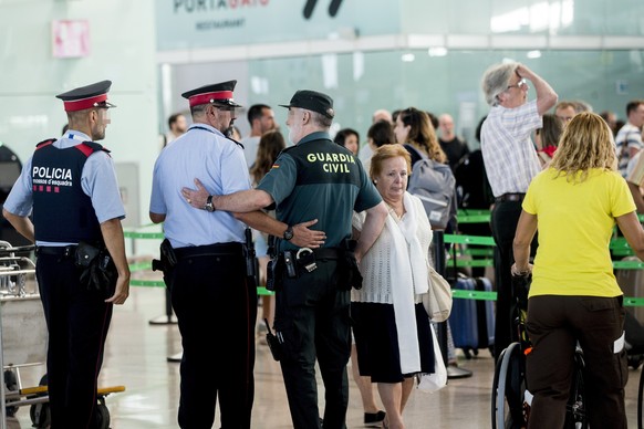 epa06143746 Civil Guard and local police officers are seen at El Prat airport in Barcelona, Spain, 14 August 2017, as Eulen security control workers continue on strike. Workers decided to continue the ...