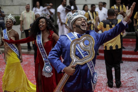 epaselect epa09899073 King Momo celebrates while holding the key to the city after receiving it from the mayor of Rio during the official opening of Carnival 2022, in Rio de Janeiro, Brazil, 20 April  ...