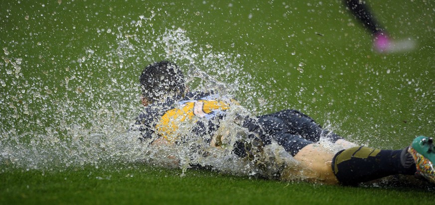 Boca Juniors' Stürmer Jonathan Calleri nimmt ein Wasserbad.