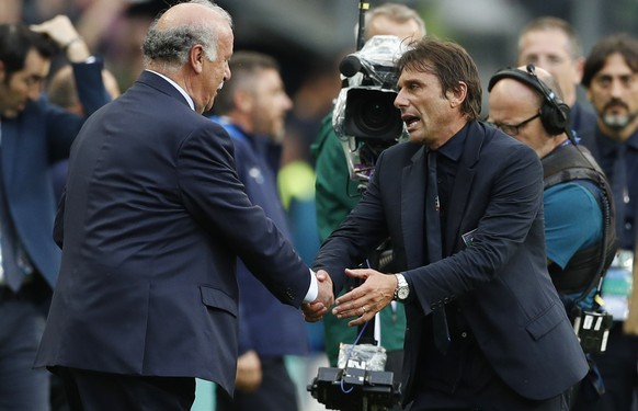 Del Bosque gratuliert Conte fair zum Sieg.