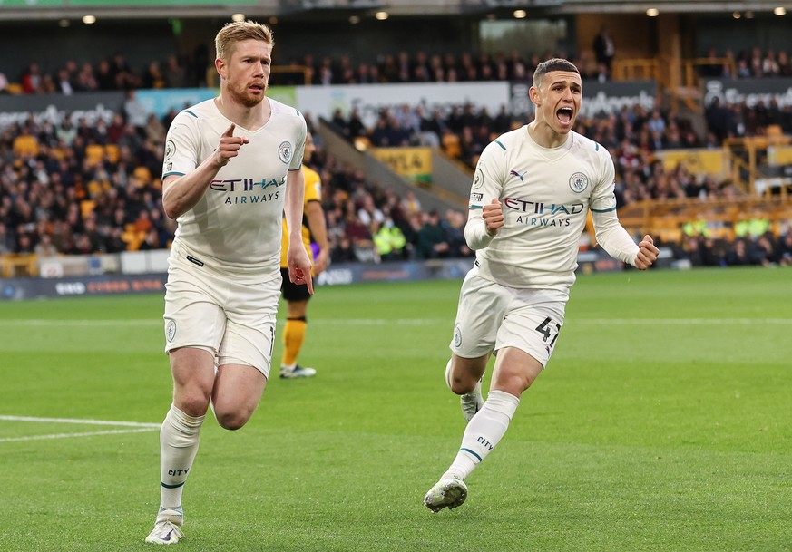 epa09940864 Kevin De Bruyne (L) of Manchester City celebrates after scoring the 1-0 lead during the English Premier League soccer match between Wolverhampton Wanderers and Manchester City in Wolverham ...