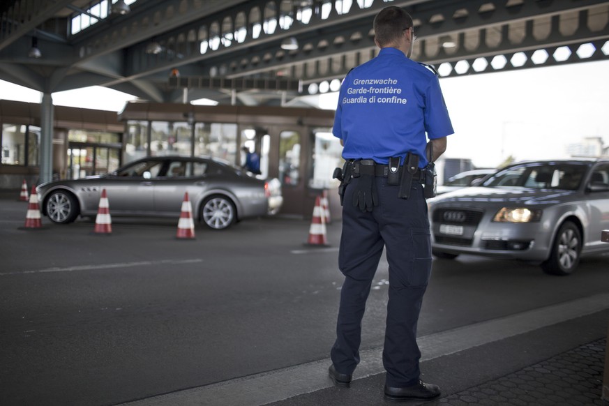 ARCHIV - ZU DEN THEMEN AN DER SOMMERSESSION DER EIDGENOESSISCHEN RAETE AM MONTAG, 17. JUNI 2019, STELLEN WIR IHNEN FOLGENDES BILDMATERIAL ZUR VERFUEGUNG - A Swiss border guard officer at the German-Sw ...