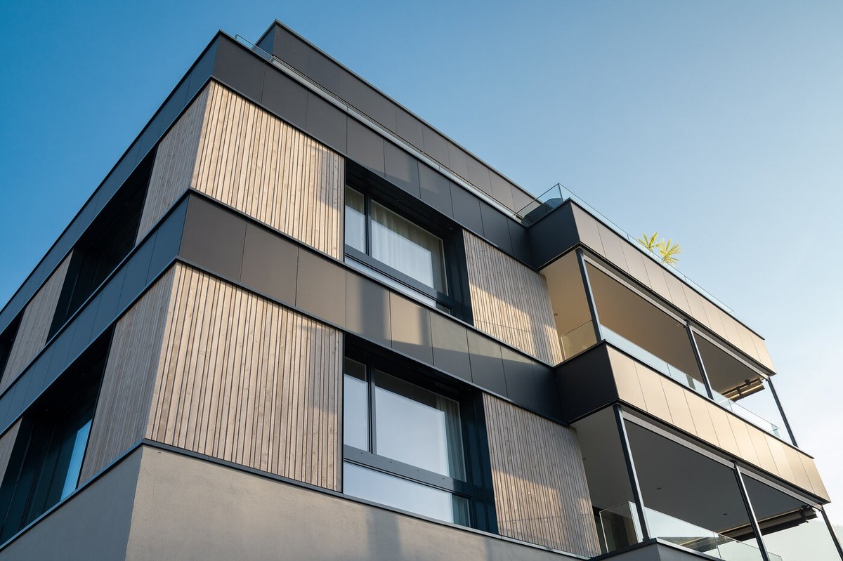 Bei diesem Mehrfamilienhaus in Buochs sind die mattschwarzen Solarmodule in die Fassade integriert.