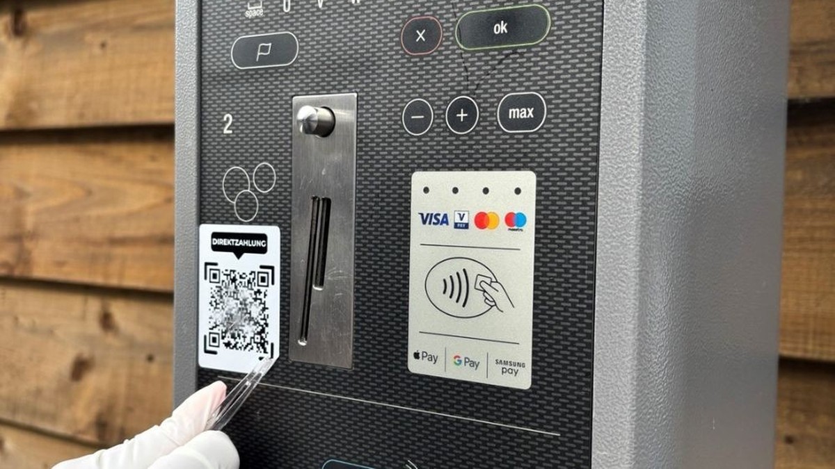 Zuger-Polizei-entfernt-gef-lschte-QR-Codes-an-Parkuhren