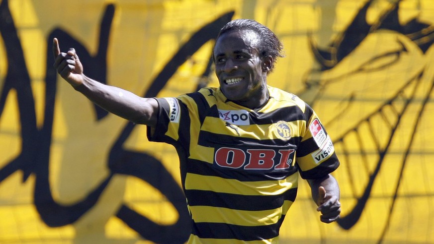 Seydou Doumbia von den Young Boys schiesst das erste Tor und jubelt beim Axpo Super League Fussball Spiel zwischen dem FC Aarau und dem BSC Young Boys, am Sonntag, 26. Juli 2009 auf dem Bruegglifeld i ...