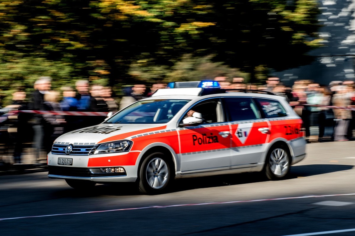 Ein Polizeiauto im Einsatz bei einer Publikums-Vorfuehrung von Polizeianwaertern in verschiedenen Einsaetzen der Polizei, am Tag der offenen Tuer an der Polizeischule in Isone im Tessin, am Samstag, 1 ...