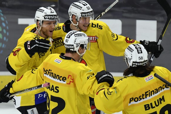 Die Berner jubeln nach dem 2-2 Ausgleich im zweiten Eishockey Playoff-Halbfinalspiel der National League zwischen den ZSC Lions und dem SC Bern im Hallenstadion in Zuerich am Donnerstag, 29. Maerz 201 ...