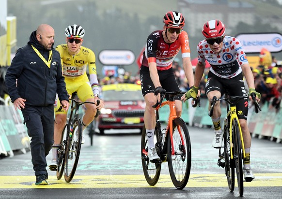 epa12261823 Dutch rider Thymen Arensman of INEOS Grenadiers (C) wins ahead of Danish rider Jonas Vingegaard of Team Visma-Lease a Bike (R) and Slovenian rider Tadej Pogacar of UAE Team Emirates (2L) w ...