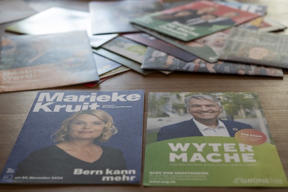 Die Wahlprospekte aus dem amtlichen Wahlcouvert mit den Prospekten des bisherigen Stadtpraesidenten Alec von Graffenried, Gruene, rechts, und der Herausfordererin, Marieke Kruit, SP, liegen bereit auf ...