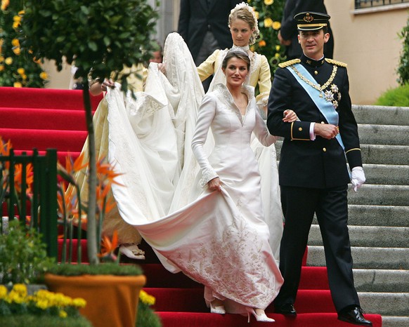 Princess of Asturias Letizia Ortiz and her husband Spanish Crown Prince Felipe leave the Basilica of our Lady of Atocha in Madrid, Saturday May 22, 2004, after laying the wedding bouquet. (KEYSTONE/AP ...