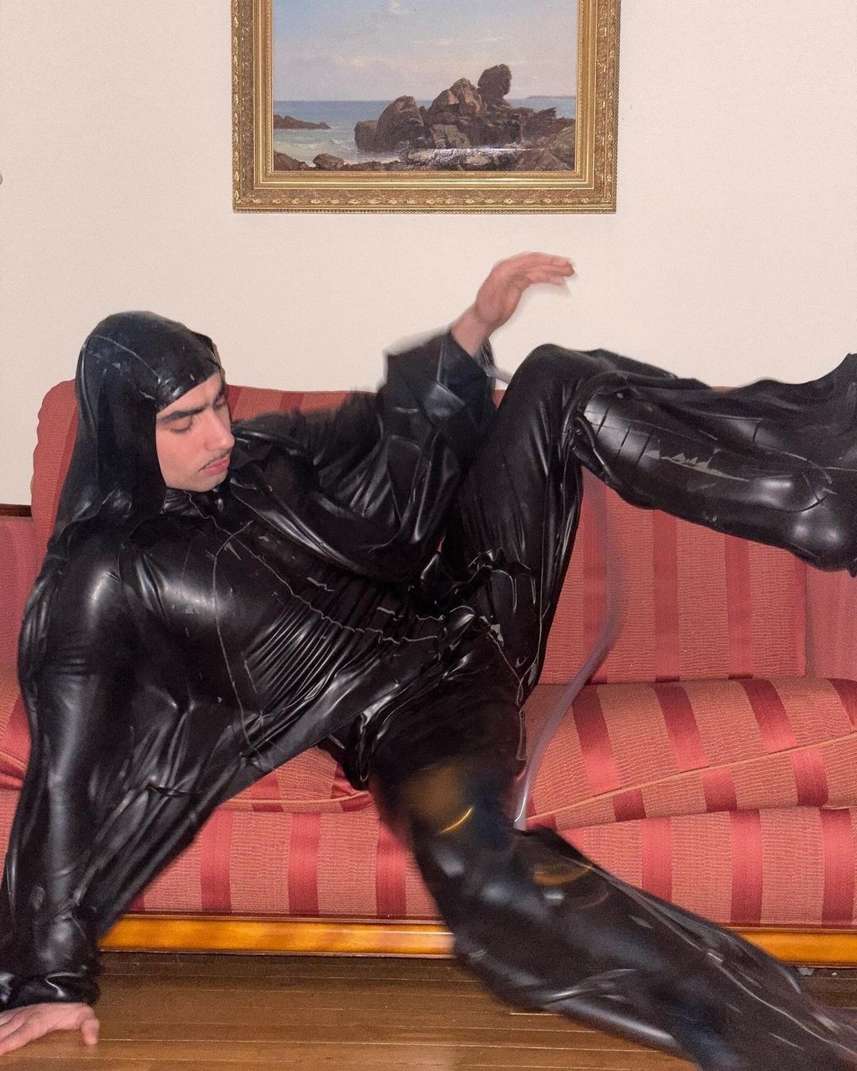 On peut faire plein de trucs super avec les bombers gonflables en latex de Straytukay. Comme chercher une position confortable sur les divans rayés.