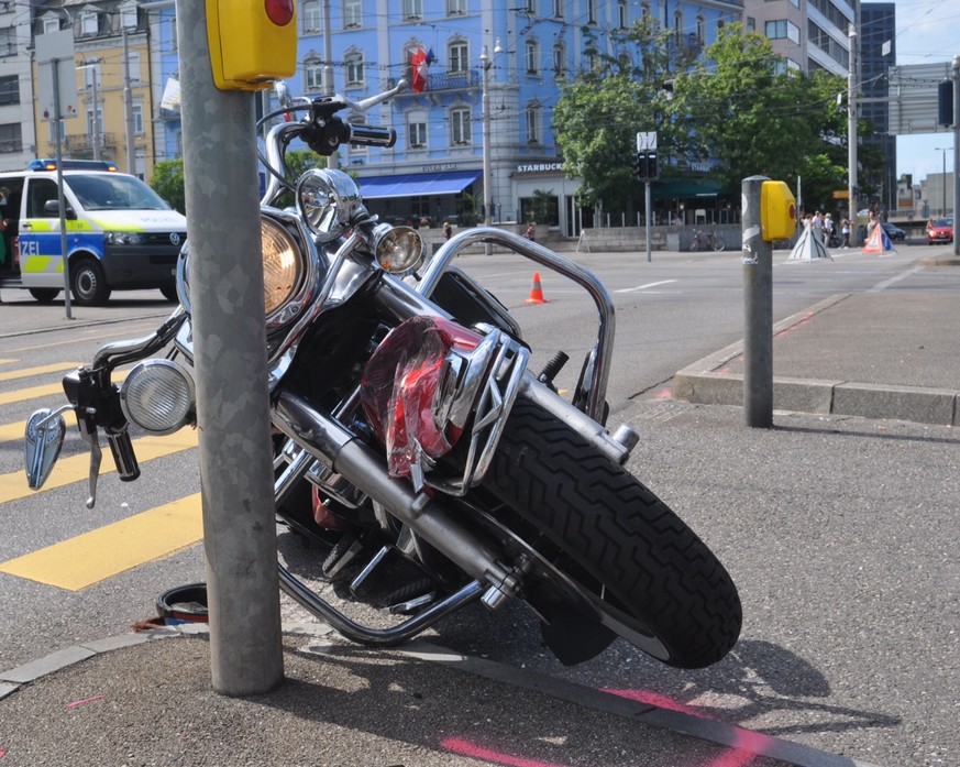 Unfall mit Auto: Der Fahrer des Töffs verstarb kurz nach der Ankunft im Spital.&nbsp;