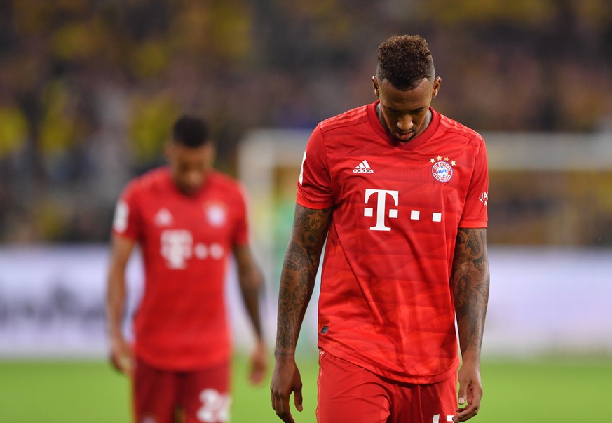 03.08.2019, Nordrhein-Westfalen, Dortmund: Fußball: DFL-Supercup, Borussia Dortmund - Bayern München im Signal Iduna Park. Bayerns Jerome Boateng (r) und David Alaba gehen nach Spielende mit gesenktem ...