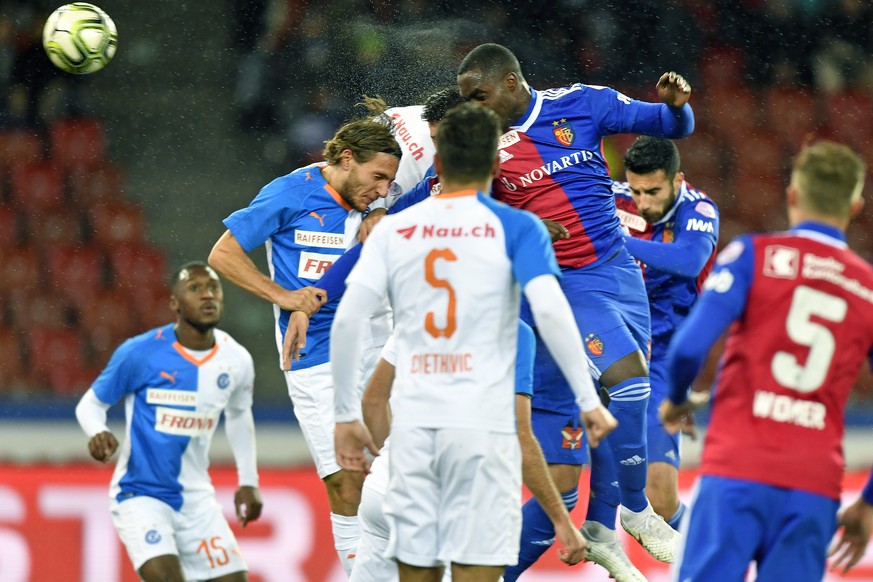 Der Basler Eder Balanta, rechts, schiesst das 0-2 fuer Basel beim Fussballspiel der Super League Grasshopper Club Zuerich gegen den FC Basel im Stadion Letzigrund in Zuerich am Samstag, 27. Oktober 20 ...