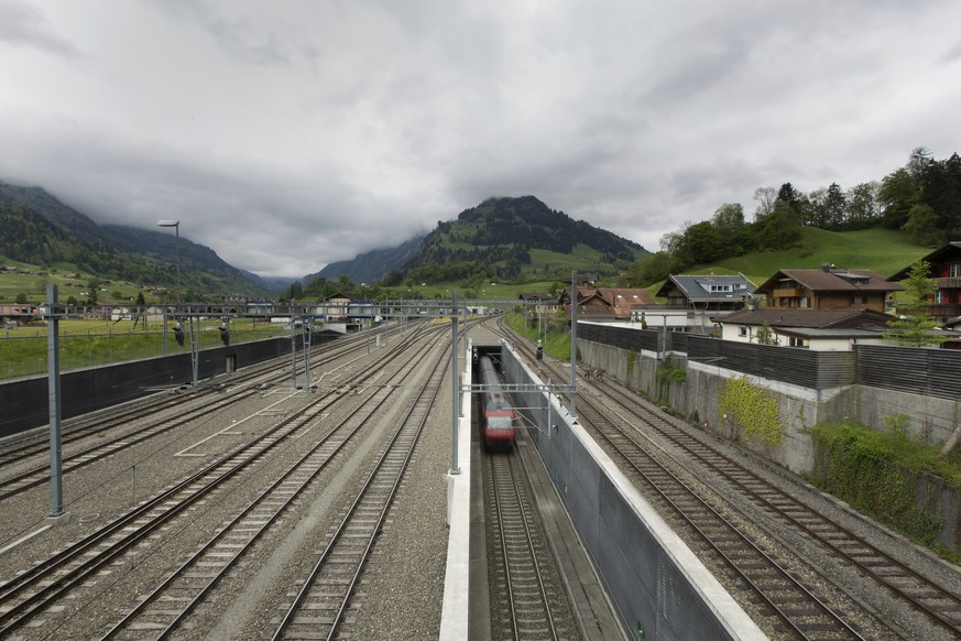 ARCHIV - ZUR PRESSEKONFERENZ ZUM AUSBAU DER BAHNINFRASTRUKTUR STELLEN WIR IHNEN DIESES ARCHIVBILD ZUR VERFUEGUNG - Ein SBB-Schnellzug faehrt in Frutigen unter die Schienen der alten Strecke und wird n ...