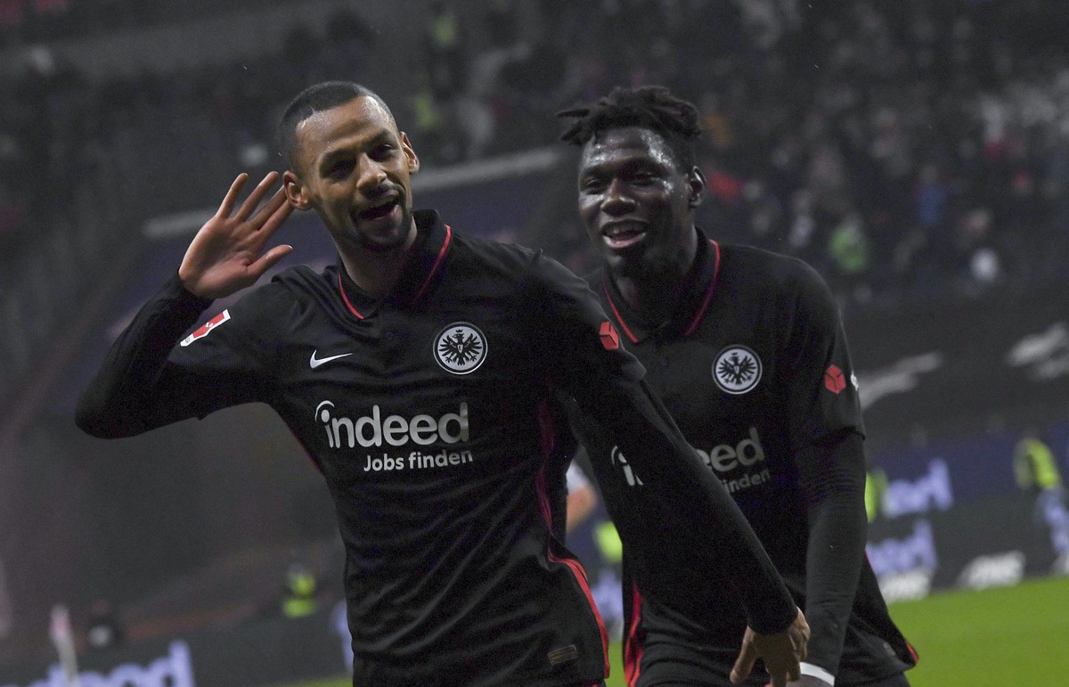 Frankfurt's Djibril Sow, left, celebrates after scoring with teammate Danny da Costa during the German Bundesliga soccer match between Eintracht Frankfurt and Bayer 04 Leverkusen in Frankfurt, Ge ...