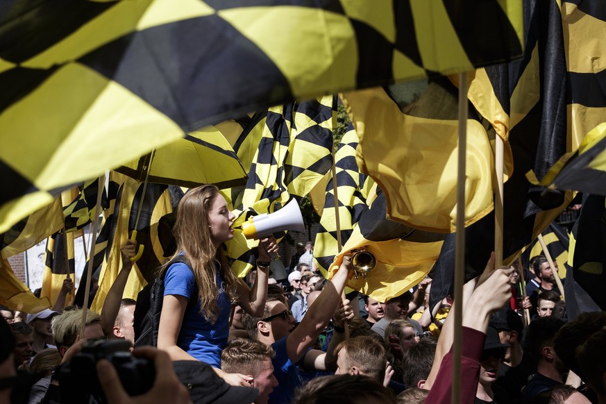 epa06033205 Supporters and members of the Identitarian Movement (Identitaere Bewegung) demonstrate in Berlin, Germany, 17 June 2017. The protesters demand a reduction in mass migration as well as a co ...