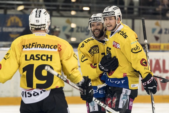 Berns Ramon Untersander, rechts, jubelt nach seinem Tor zum 0:4 mit Andrew Ebbett, Mitte, und Ryan Lasch, im sechsten Eishockey Playoff-Finalspiel der National League A zwischen dem EV Zug und dem SC  ...